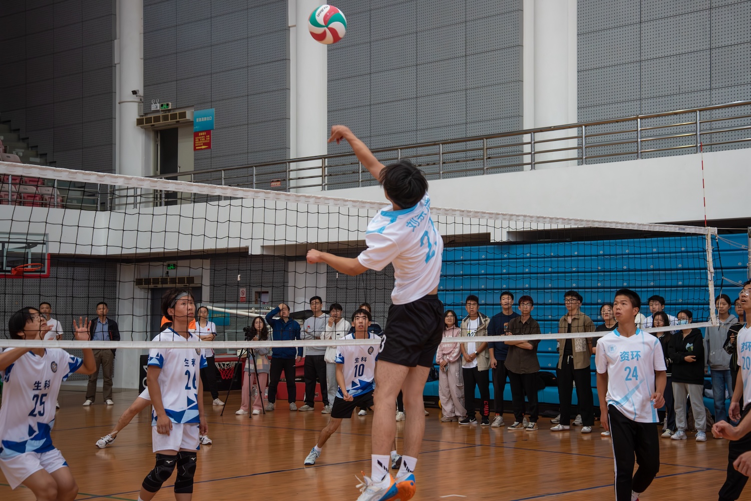 击球精彩瞬间(学通社记者 王文硕 摄)