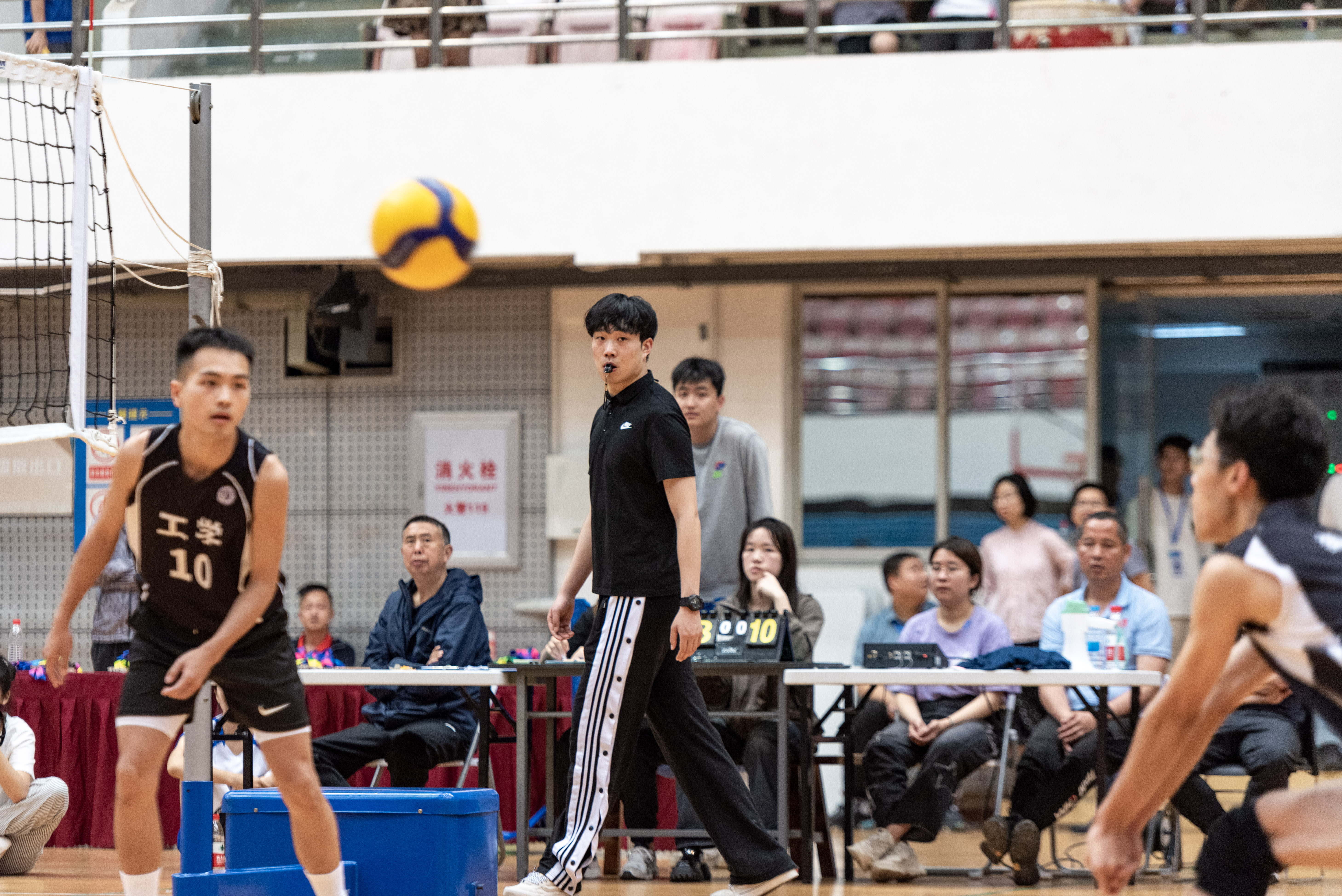 第二裁判员毕晨皓时刻关注赛场上动态(学通社记者 董超 摄)