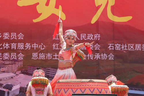 展演节目上土家女儿尽显风姿