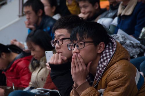 认真听讲的同学们 吕岩