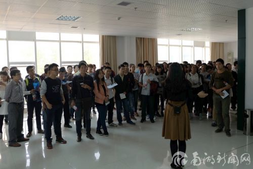 参观大学生创业孵化器