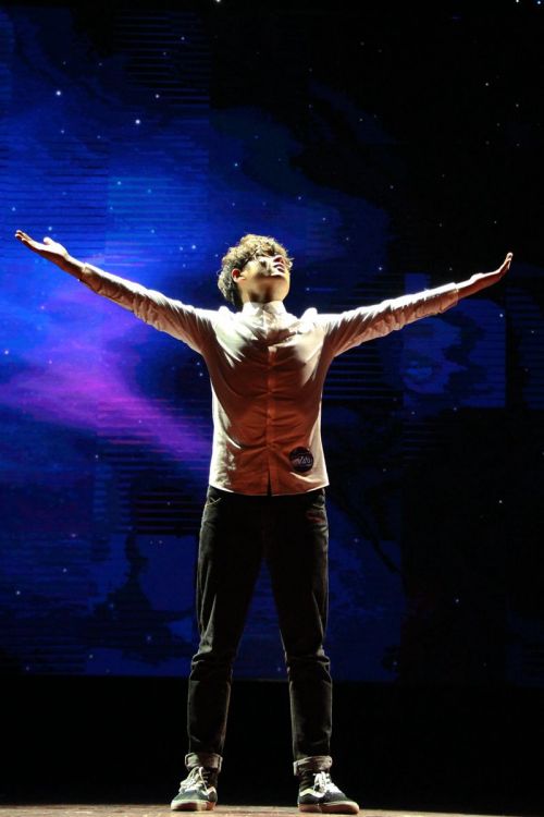 参赛者表演才艺