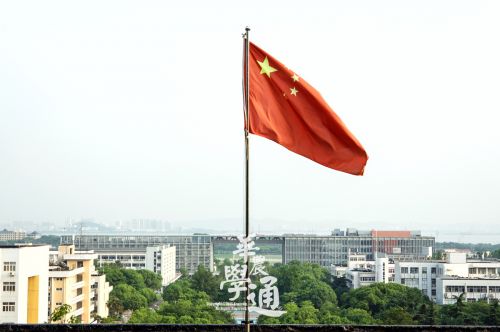 7.主楼上飘扬的红旗,是否使你无数次地仰望,直指北斗星的旗杆,傲然挺立,树华农浩然之风。