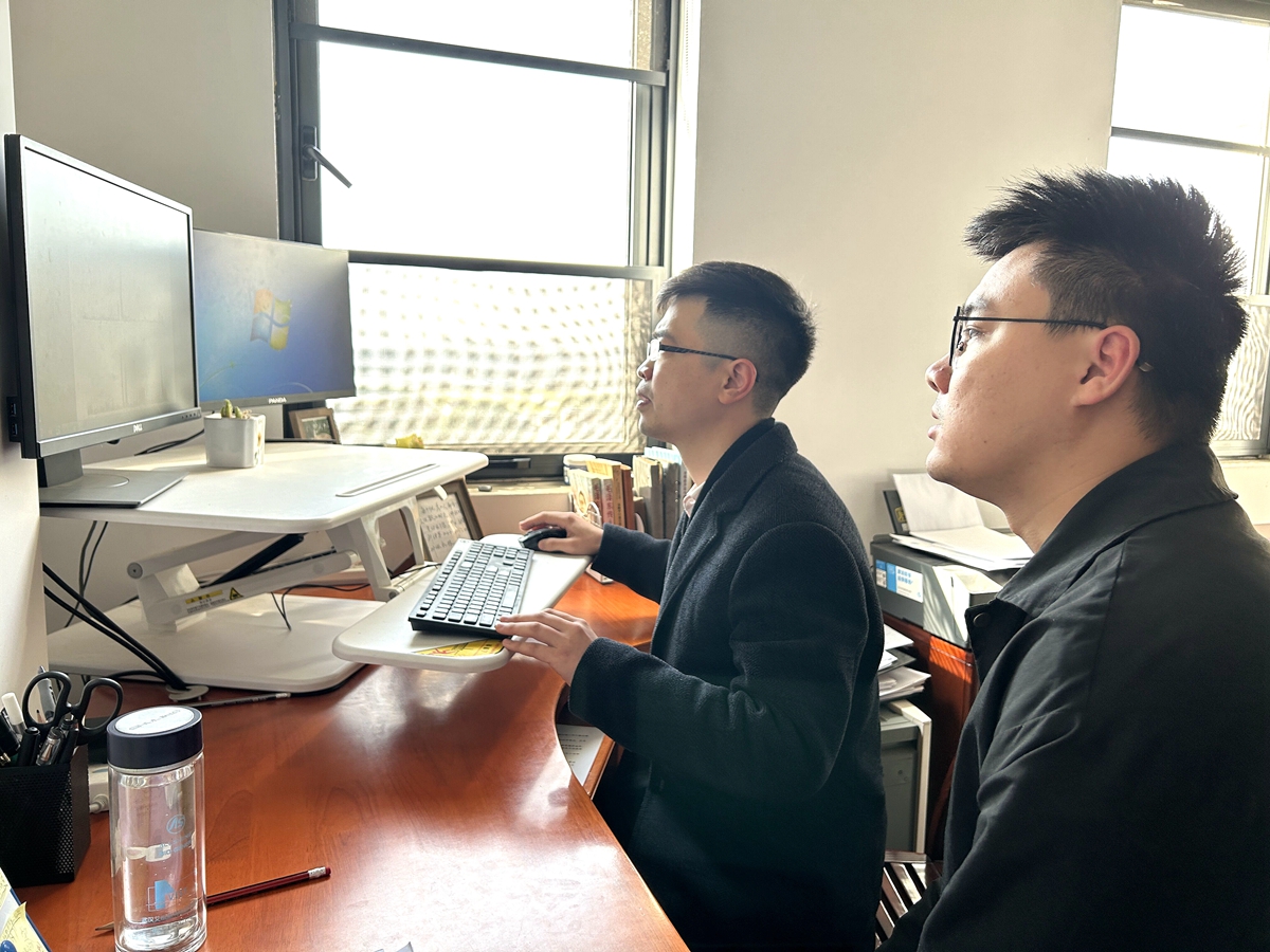 米甲明与学生一起探讨科研问题(匡敏 摄)