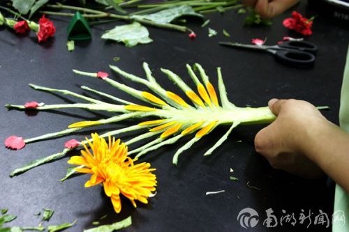 顺着纹路贴花瓣,是不是很有创意呢?