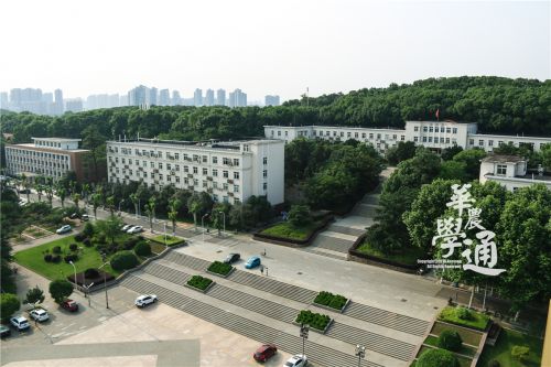 5.狮山苍郁,主楼巍峨。