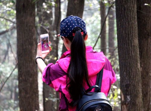 途中自拍的少女