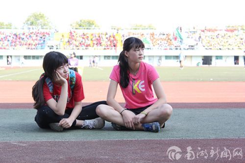 彭瑞凝陪李颖瑜等候比赛