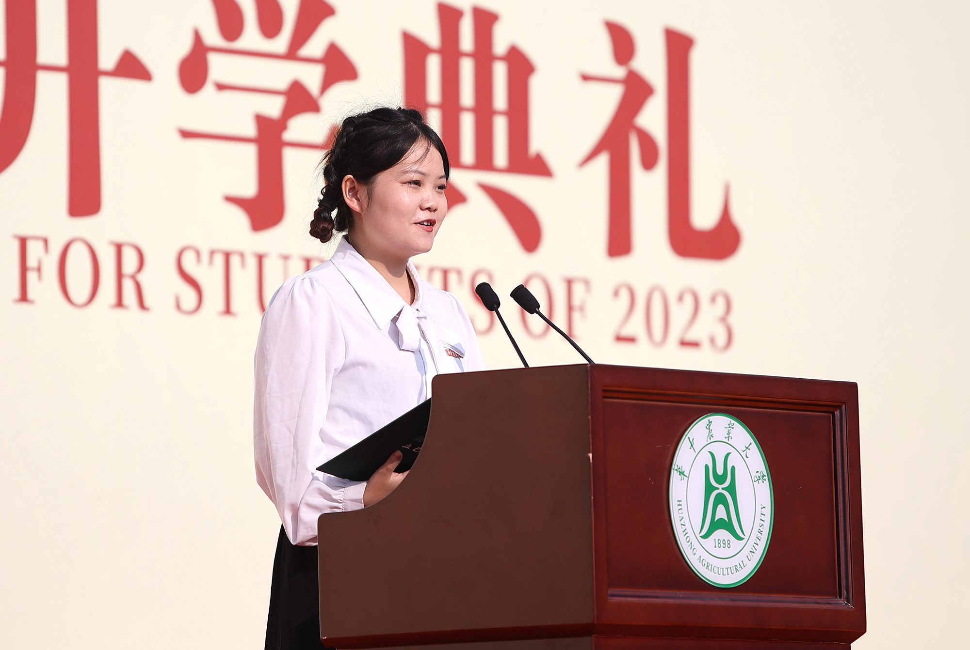 生物化学与分子生物学博士研究生向依萌代表研究生新生发言（通讯员 侯国涛 摄）