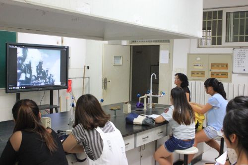 刘汉兰老师组织大家观看爱国主义教育纪录片