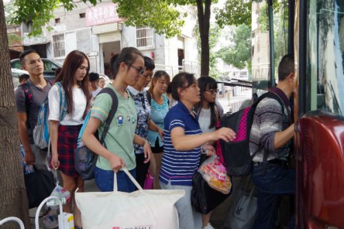 同学们排队登上返校大巴