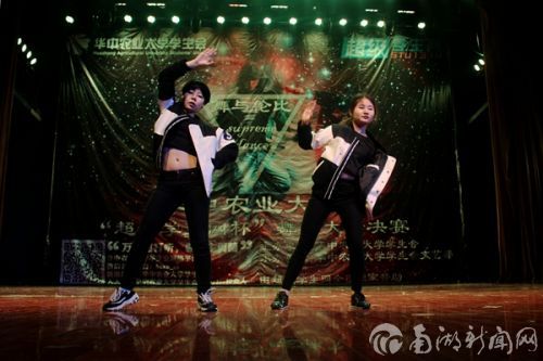 一号加菲喵组合,两位女生动作整齐,配合默契。短发女生动作充满活力,评委称其“很自信” (2)