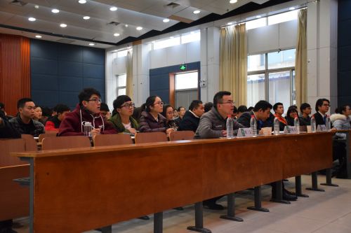 台下师生听得入神.钱心玥JPG