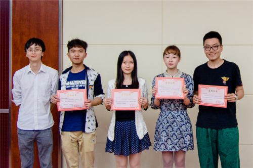 授予学通社2013级记者“资深记者”荣誉称号 梁喻