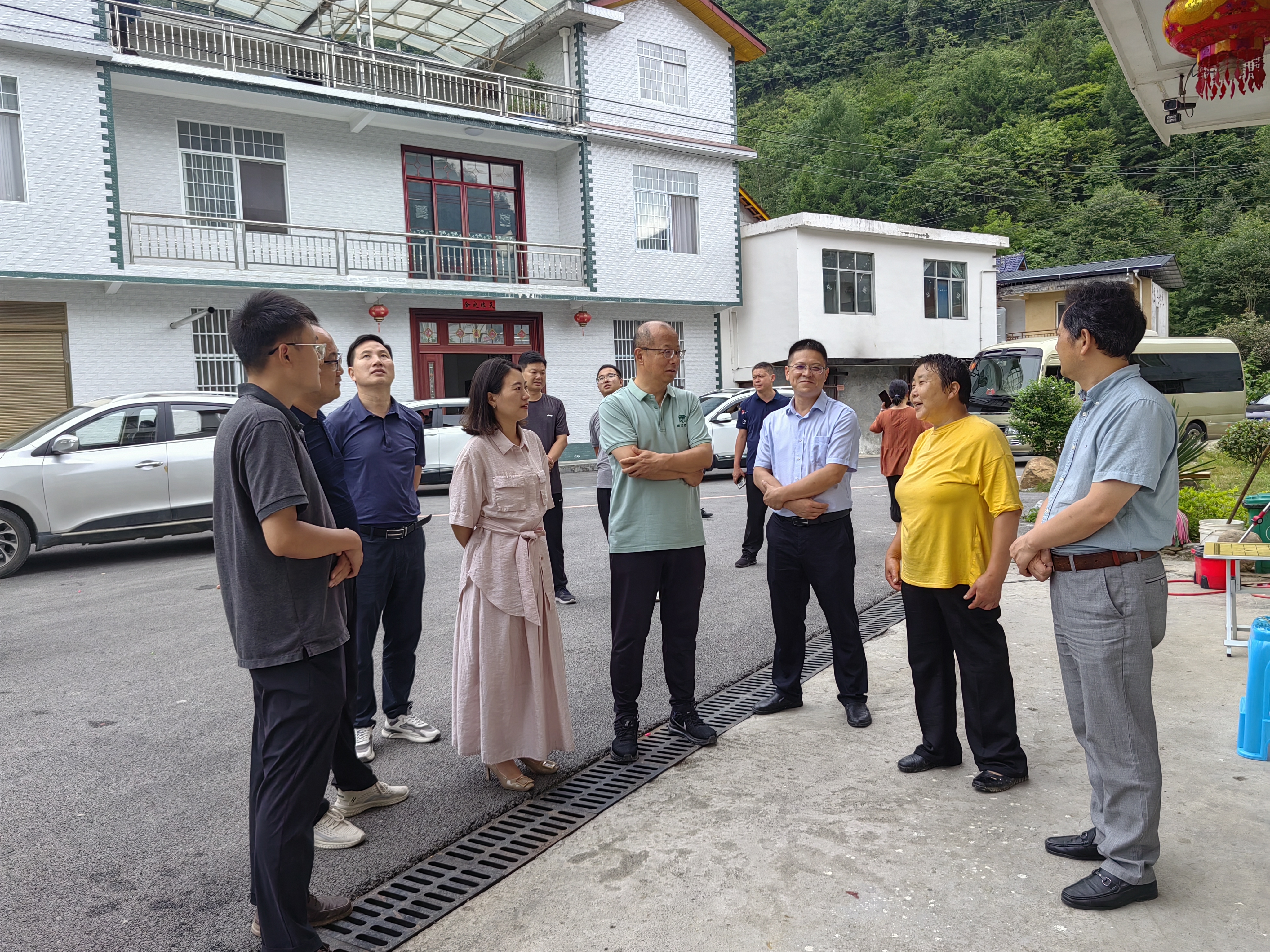 2.李召虎与太和街村村民交流