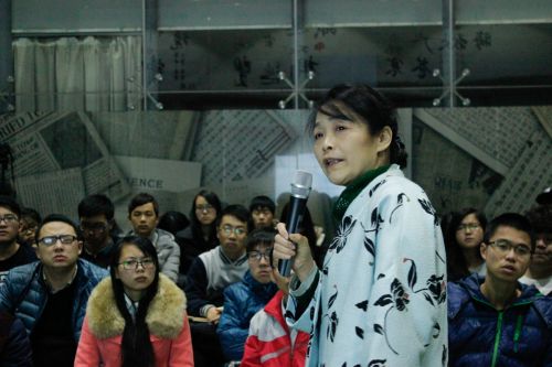 老师认真讲解 (1)