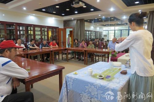 7.大家认真观赏茶艺表演