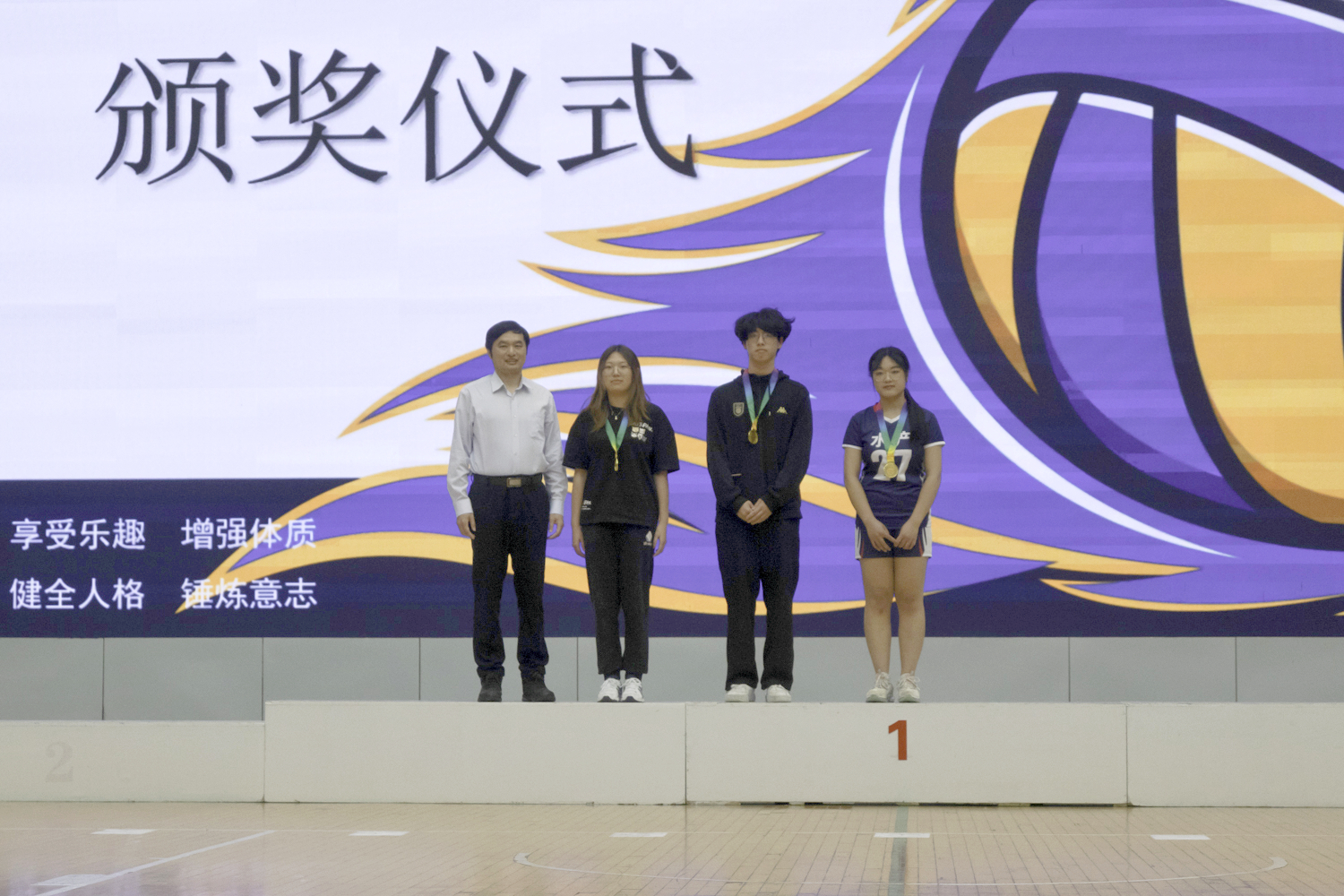 最佳裁判员颁奖(学通社记者 高婉茹摄)