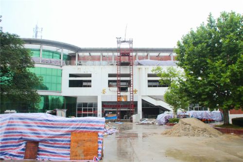 3.暑假期间，学校的各项工程也在有序进行，荟园食堂正在重新装修中。