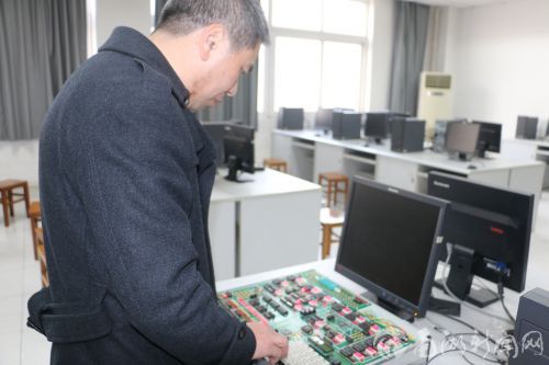 夏老师查看实验箱