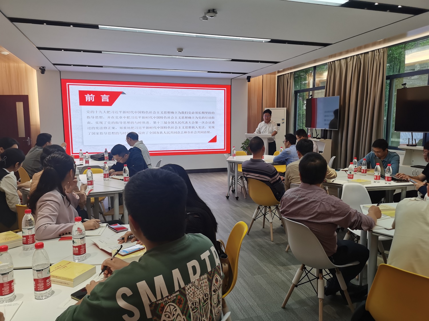 柴利军带领与会教师深入学习习近平新时代中国特色社会主义思想(廖光联 摄)
