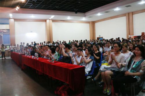 现场观众掌声阵阵