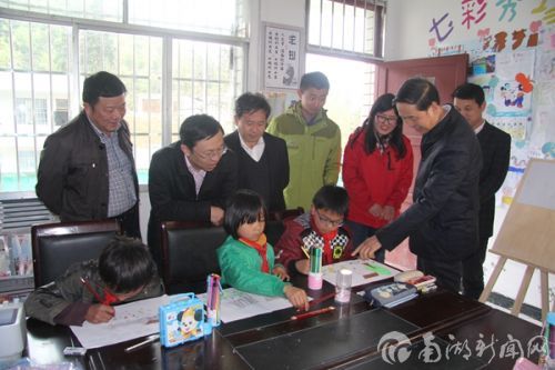 4与“七彩小屋”留守儿童亲切交流