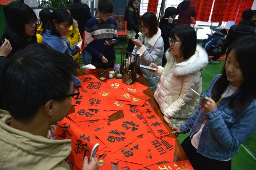 答题送福字活动 郭育琦摄