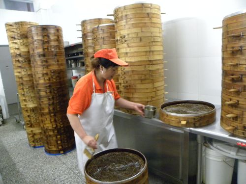 整理草垫子、刷油的照片