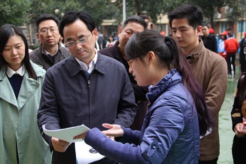 志愿者给洪山区宣传部部长讲解公益项目