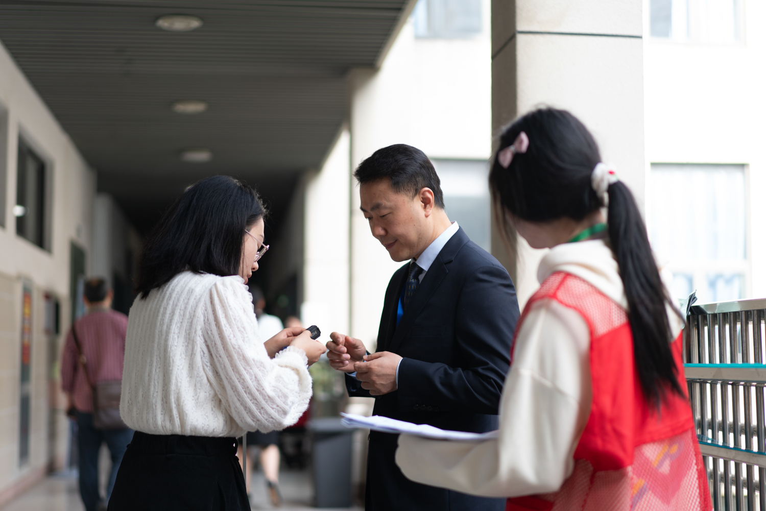 工作人员为参赛教师调试设备(学通社记者 郦雪怡 摄)