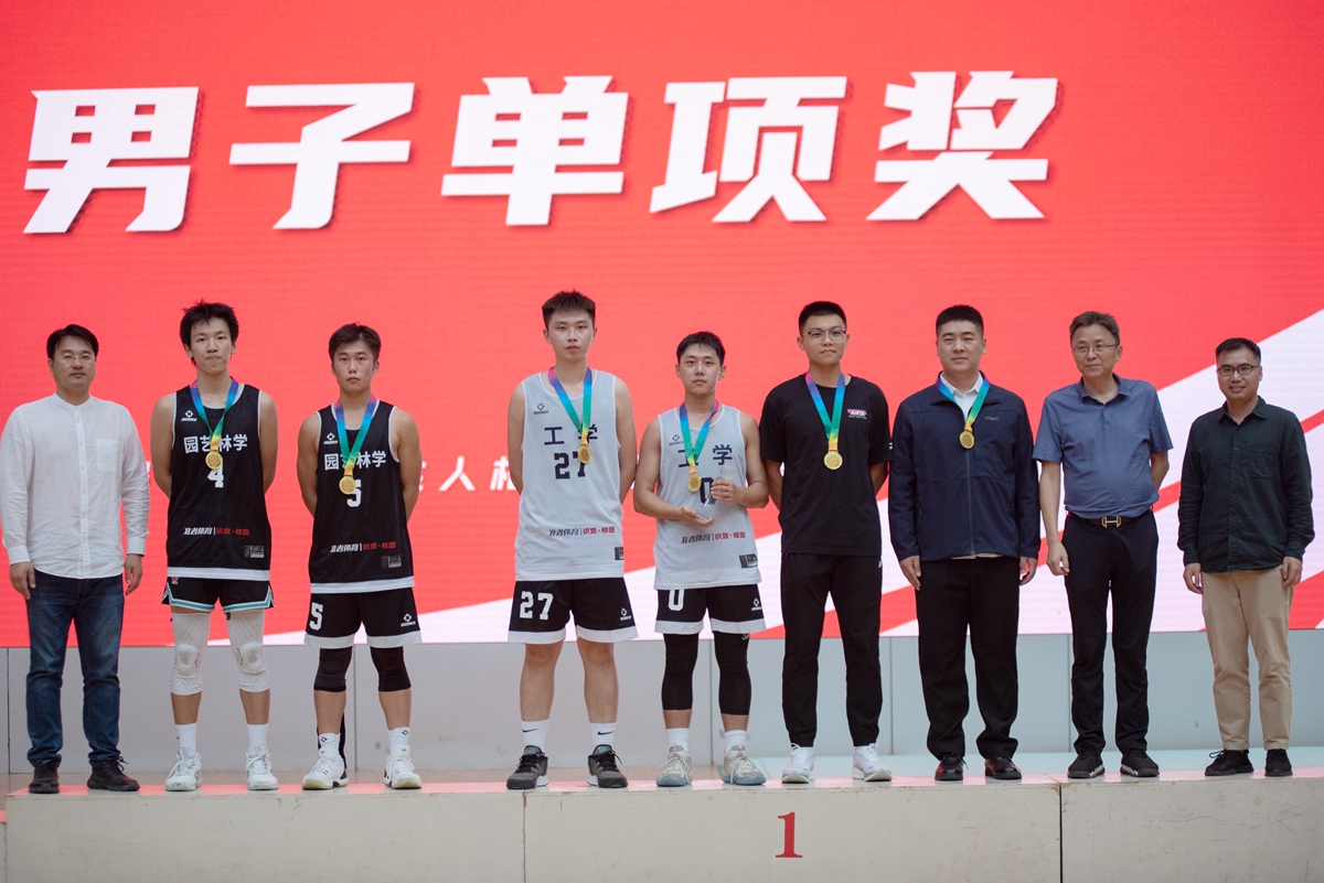男子单项奖合影留念（学通社记者 王文硕 摄）