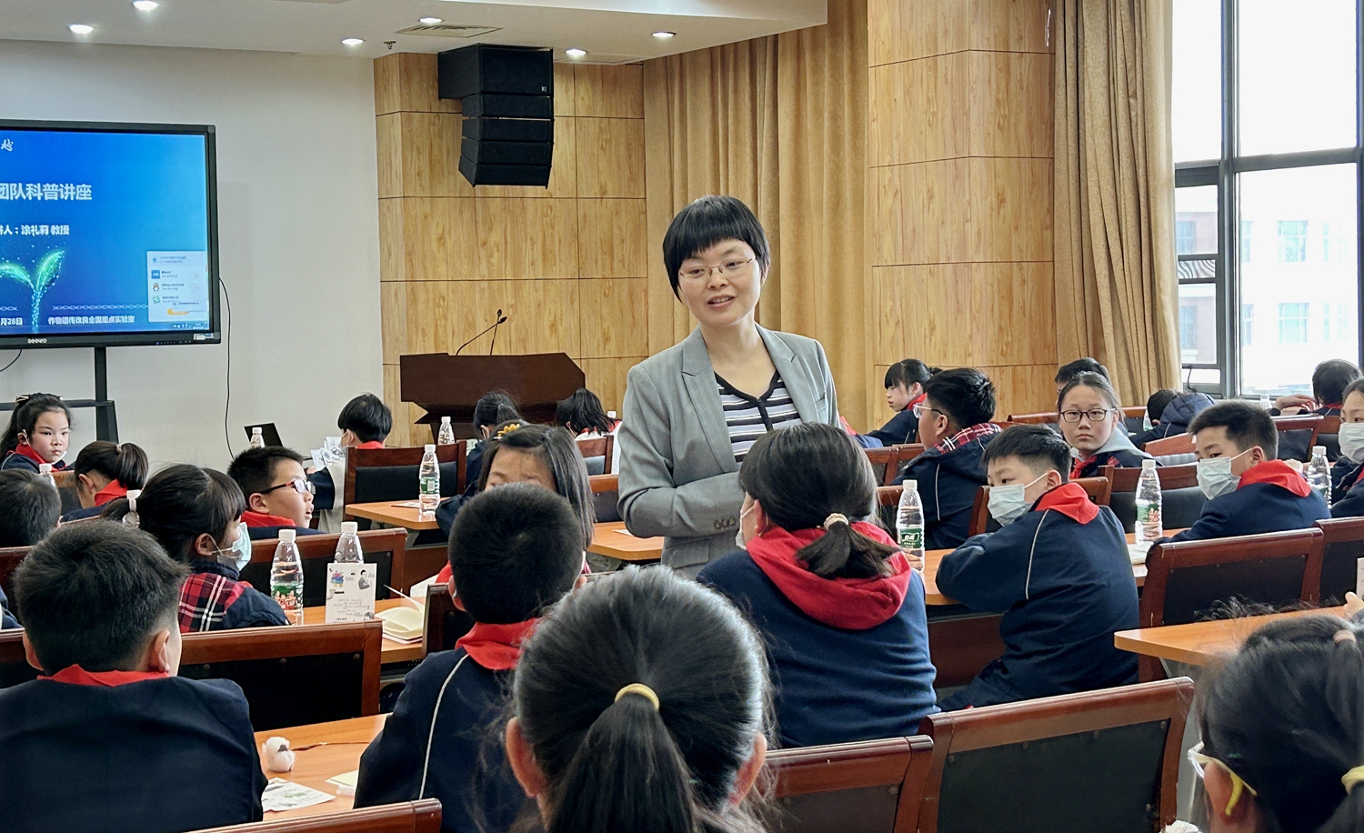 涂礼莉教授向光谷以小的小朋友们讲解棉花科普知识(匡敏 摄)