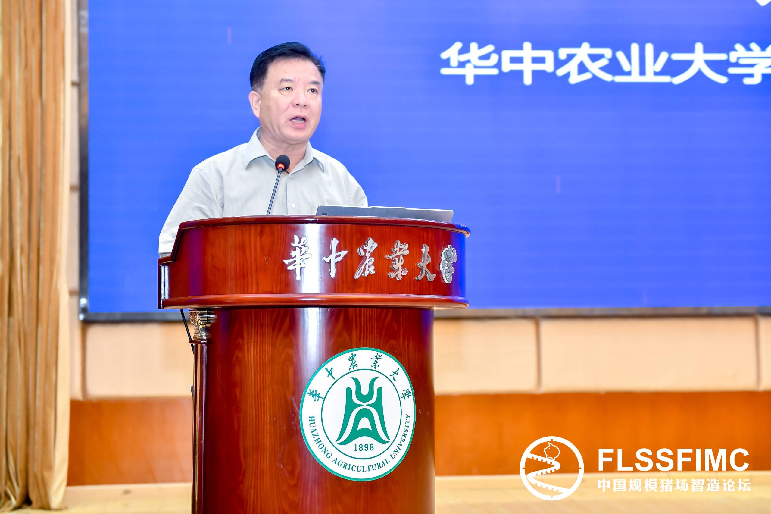 校党委副书记、副校长姚江林致辞