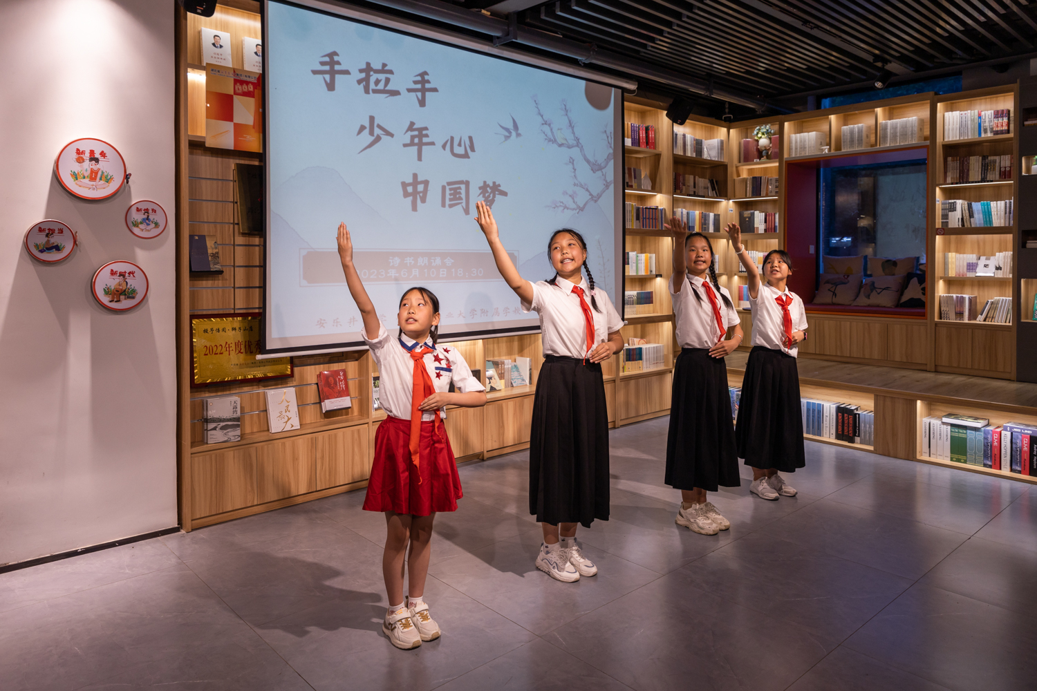 安乐井小学五年级陈佳仪和安乐井小学六年级彭丹丹、李余余、刘乐乐朗诵《我有一个梦》(学通社记者 周全 摄)(1)