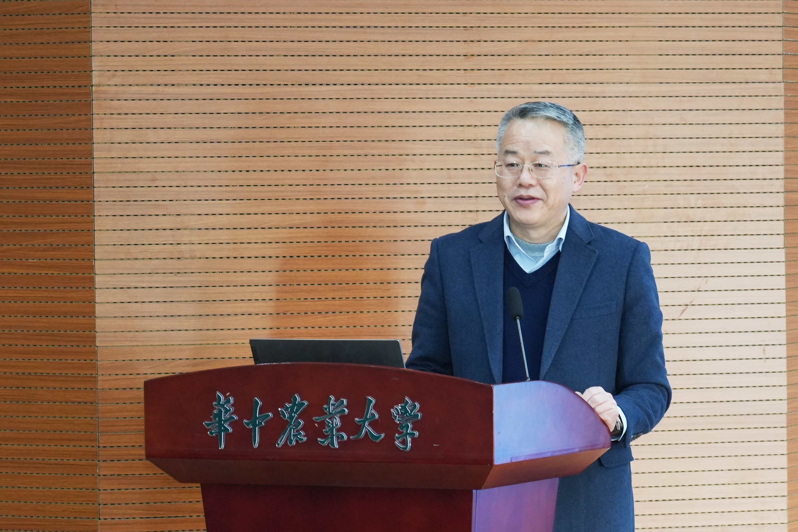 校党委副书记、纪委书记廖济忠致辞(记者 晏华华 摄)
