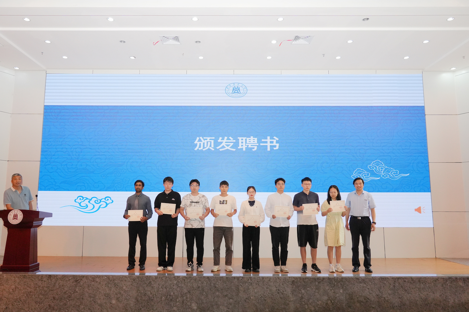 王从严为校友联络员代表颁发聘书(二)