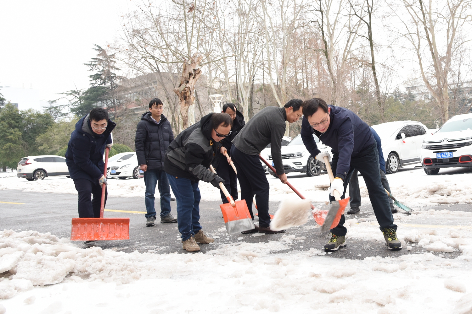 副校长王建鸿、杨少波等与机关干部除雪（蒋朝常 摄）