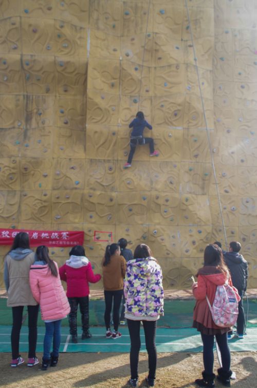 岩上奋力攀登，岩下屏息观望 吕岩
