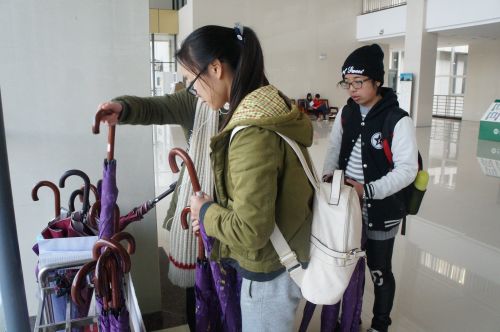 志愿者们将诚信雨伞送至教学楼