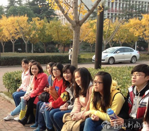 左起3为李莉老师