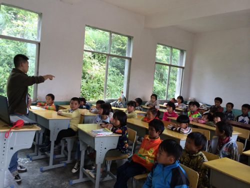 傅开老师正在点名小朋友回答问题