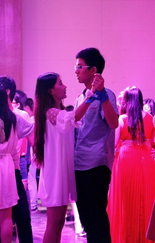 同学们在跳交际舞