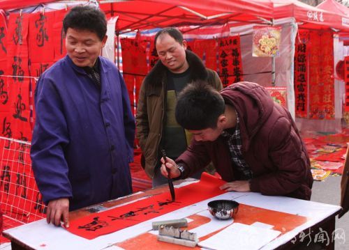 满蘸墨汁的红纸,散发出油墨和年的味道