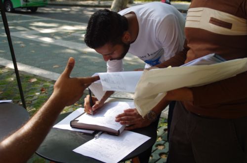 留学生报到日,新生正在填写资料