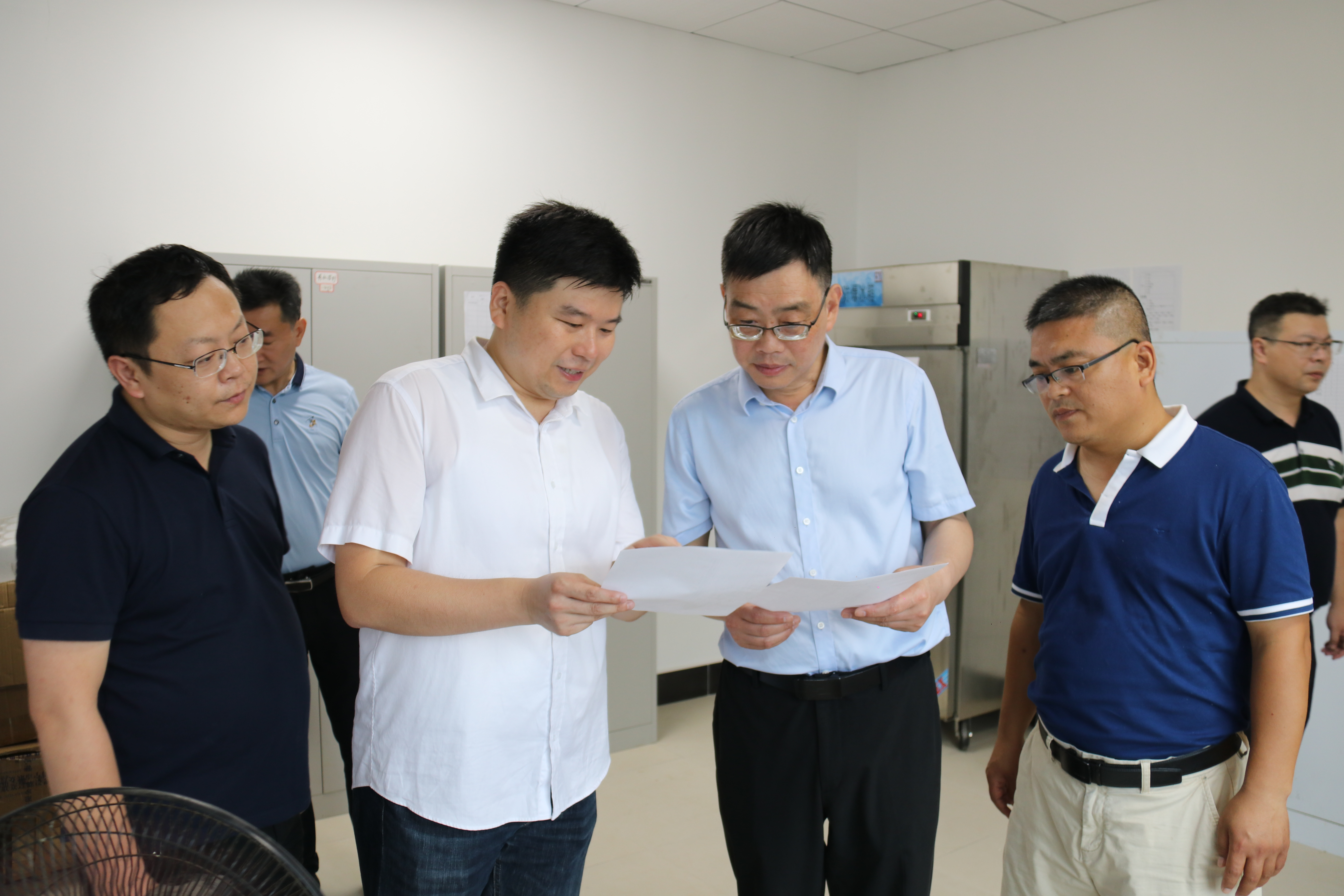 郭刚奇检查工学院新工科楼危化品室台账