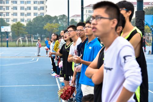 新生杯篮球场下的观众