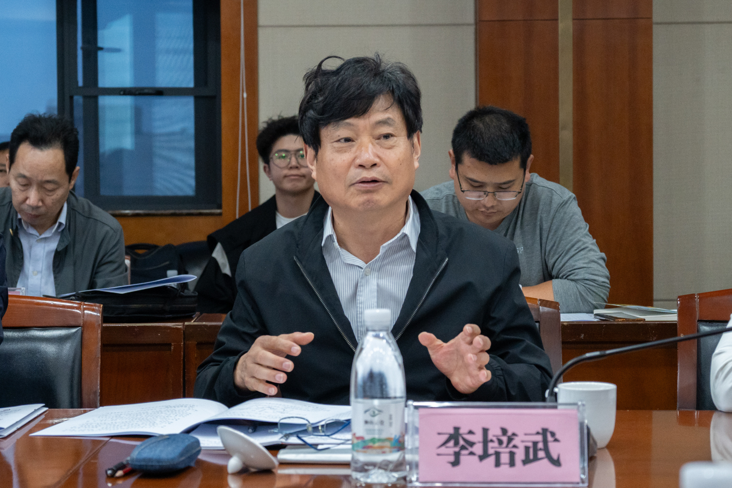 中国农科院油料作物研究所院士李培武对课题汇报进行评(学通社记者 付欣然 摄) (3)