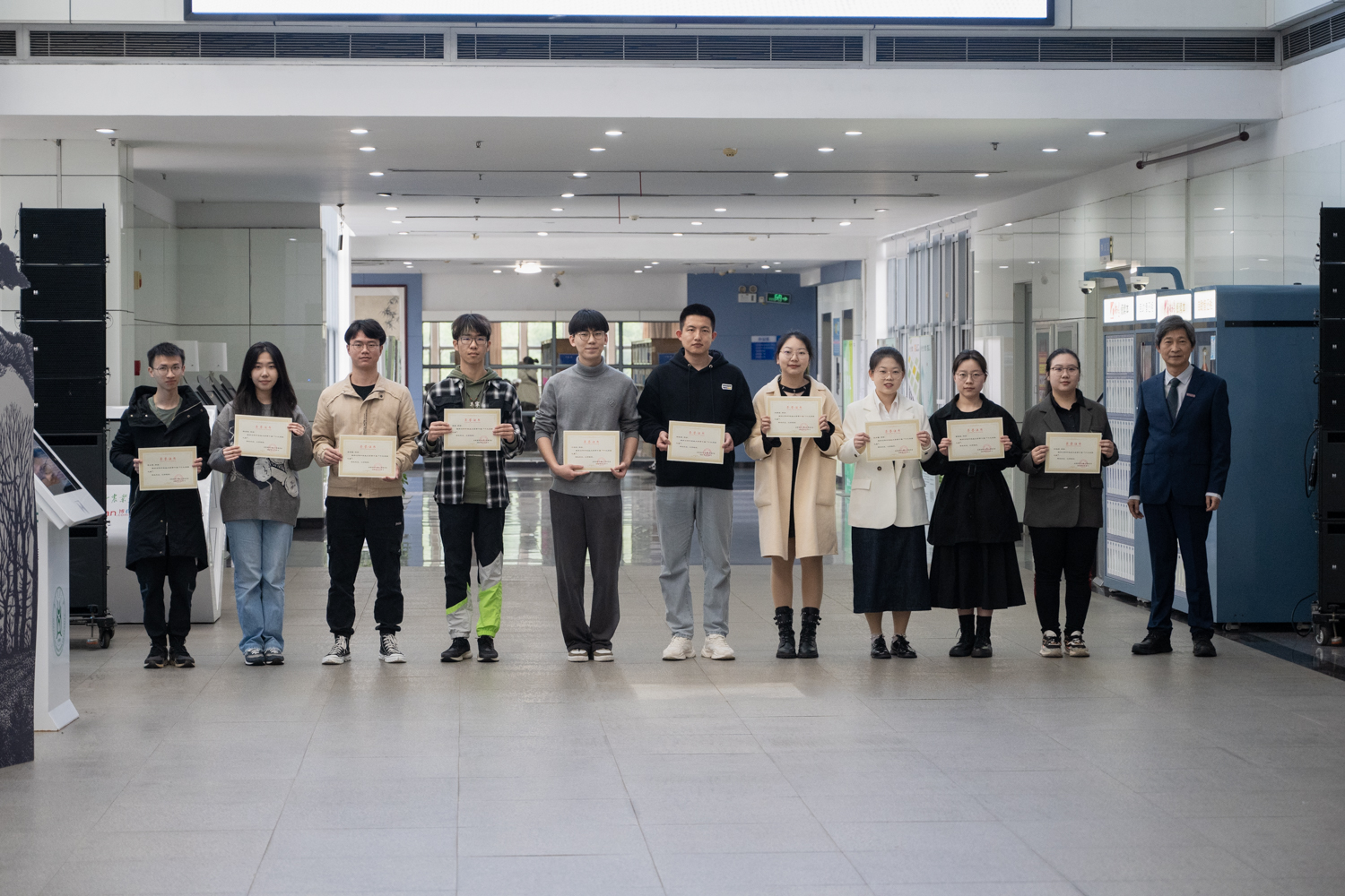 高翅书记与获评读书之星的同学们合影(学通社记者 高言曦 摄)-7