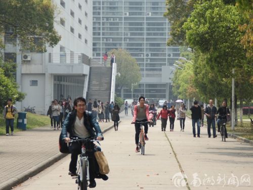 从教室陆陆续续离开